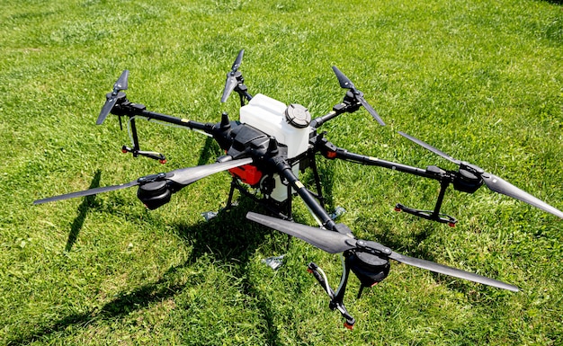 Drone agricolo professionale sul campo verde