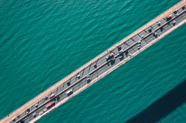 Drone che guarda l'immagine del ponte aereo