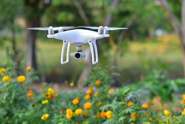 drone che vola sopra il giardino di fiori per prendere la foto aerea