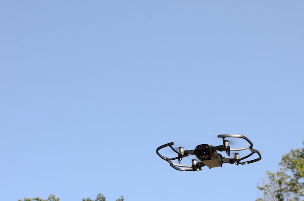 Drone con la fotocamera decolla da terra e vola per scattare una foto aerea