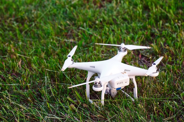 Drone con telecamera nell'erba preparando a volare