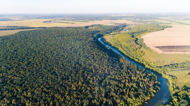 Drone con una macchina fotografica, bellissimo piccolo fiume estivo da un'altezza