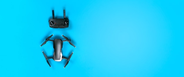 Drone dji mavic air e pannello di controllo, in blu