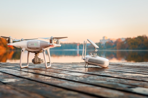 Drone elicottero con fotocamera digitale, sfocatura fiume in autunno