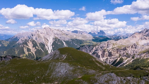 Drone foto Montagne alpine nelle Dolomiti Italia Alte scogliere cielo blu nuvole
