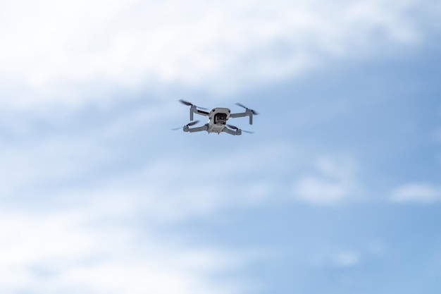 Drone il quadricottero vola nel cielo minidrone nella foto di volo