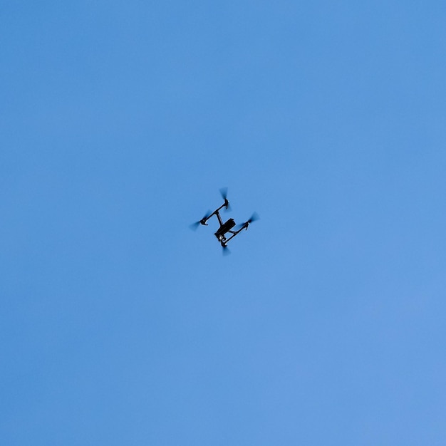 Drone in bilico nel cielo