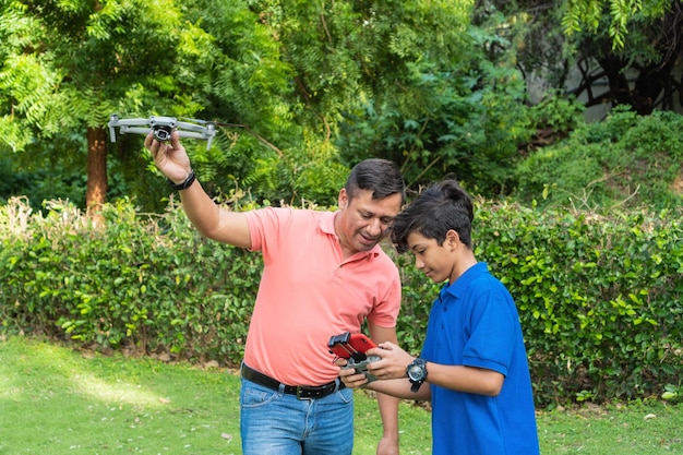 Drone ispanico di volo del figlio e del padre