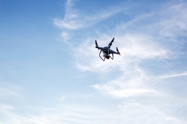 Drone nel cielo blu.