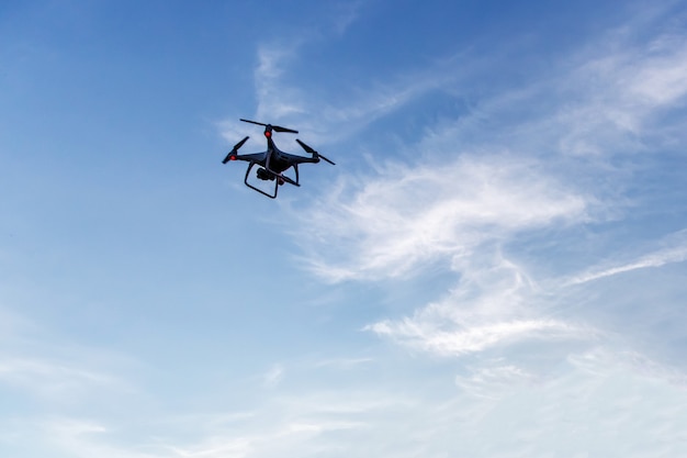 Drone nel cielo blu.