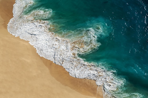 Drone punto di vista delle onde dell'oceano e della spiaggia