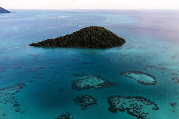 Drone punto di vista di un oceano con acque turchesi Sabah Borneo Malesia