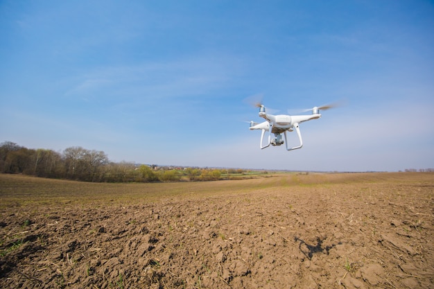 Drone quad elicottero sul campo verde