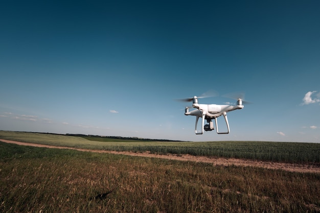 Drone quad elicottero sul campo verde