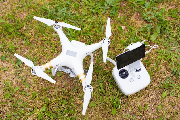 Drone sdraiato sull'erba