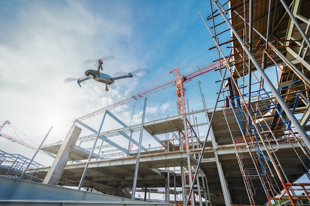 Drone sopra il cantiere per la sorveglianza o l'ispezione industriale