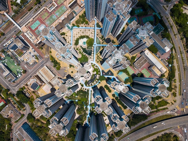 Drone sorvola un edificio residenziale di Hong Kong