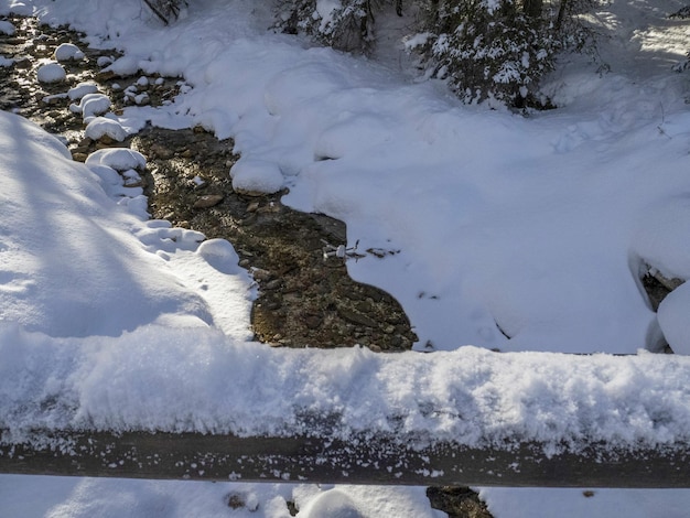 Drone su dolomiti neve panorama capanna in legno val badia torrente armentarola