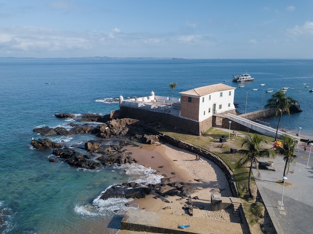 Drone vista aerea della spiaggia di Porto da Barra a Savaldor Bahia Brasile.