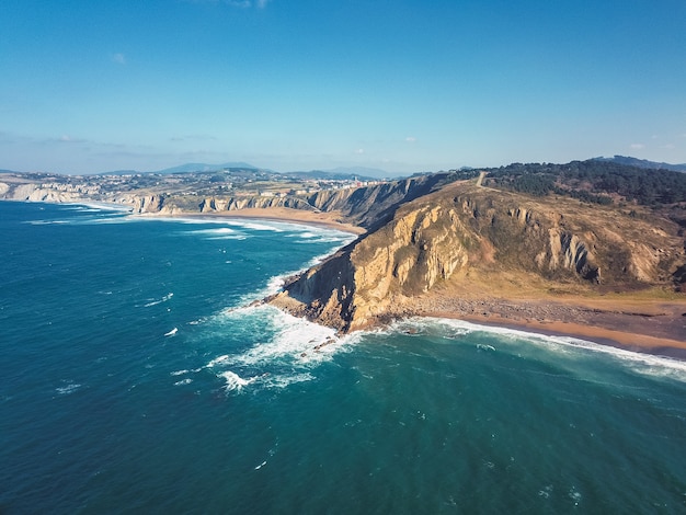 Drone vista aerea sulle scogliere su una spiaggia rocciosa e sabbiosa