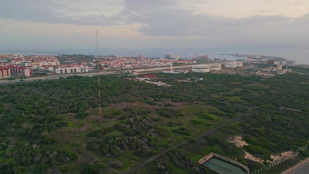 Drone vista città portuale in serata nuvolosa calma città balneare panorama al mattino