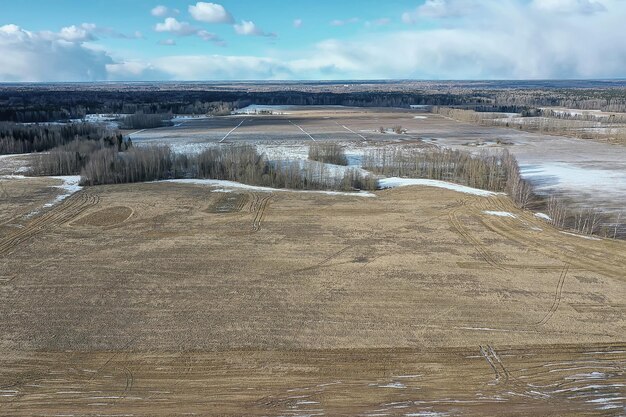 drone vista dall'alto del campo all'inizio della primavera, volo di paesaggio astratto