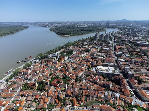 Drone vista panoramica della torre Gardos chiesa di San Nicola Zemun Belgrado Serbia