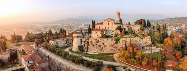 Drone vista sul Castello medievale di Brescia sul monte Cidneon, autunno, Lombardia, Italia settentrionale