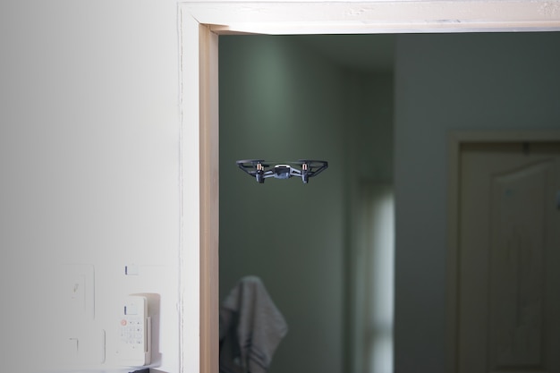 Drone vola nell&#39;aria all&#39;interno del residente attraverso la porta giocando con motion blur o elicottero