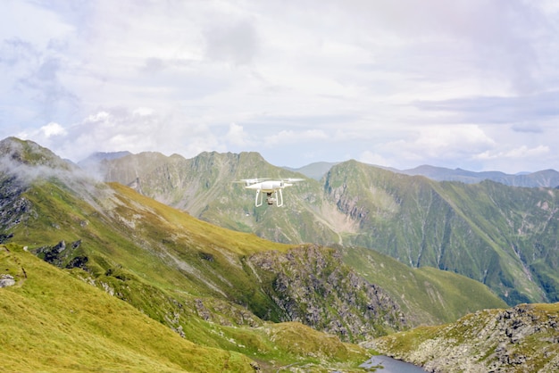 Drone volante nelle montagne di Fagaras