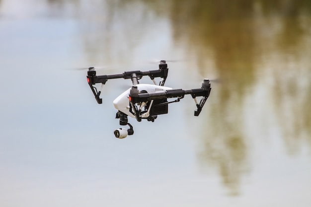 Drone volante sul cielo