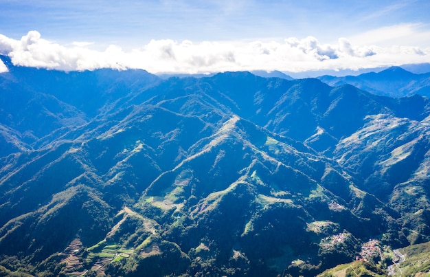 Drone volante verso il bellissimo e famoso monte. Hehuan a Taiwan sopra la collina, ripresa aerea.