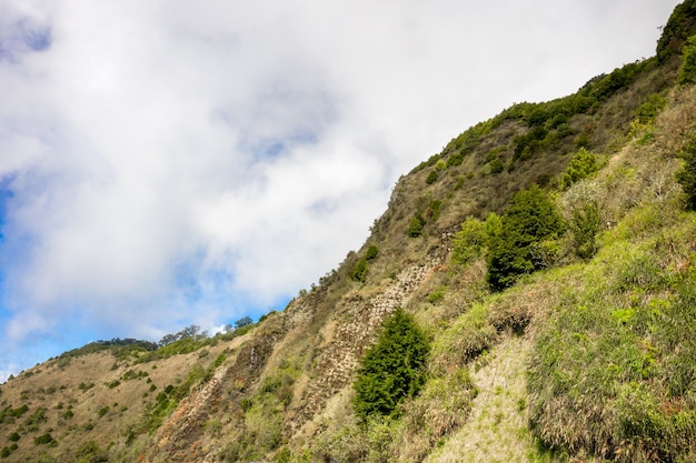 Drone volante verso il bellissimo e famoso monte. Hehuan a Taiwan sopra la collina, ripresa aerea.