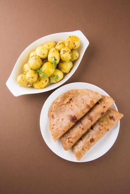 Dry Potato sabzi o Jeera Aloo fry è una ricetta indiana per pranzo o cena servita in un piatto con Roti o paratha