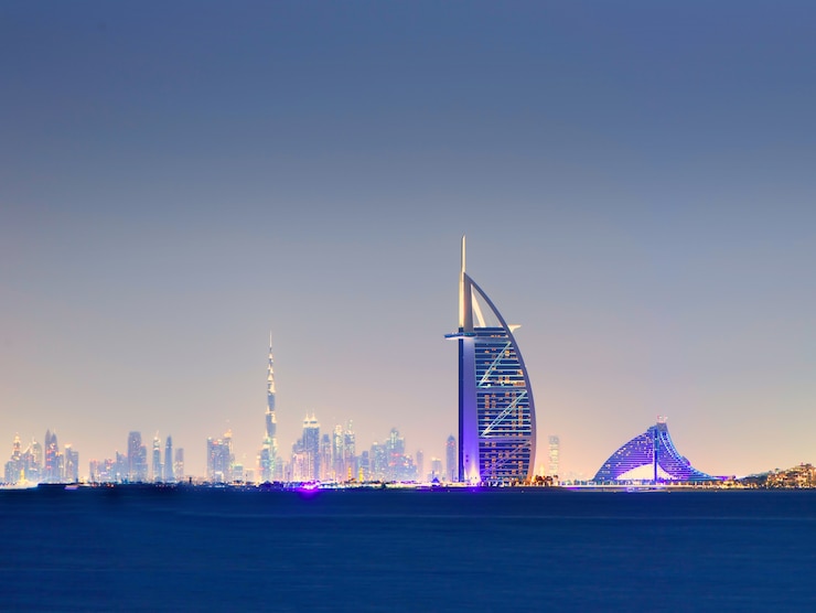 Foto dubai - 17 novembre 2017: orizzonte del dubai alla notte con burj al arab in arabo unito della priorità alta