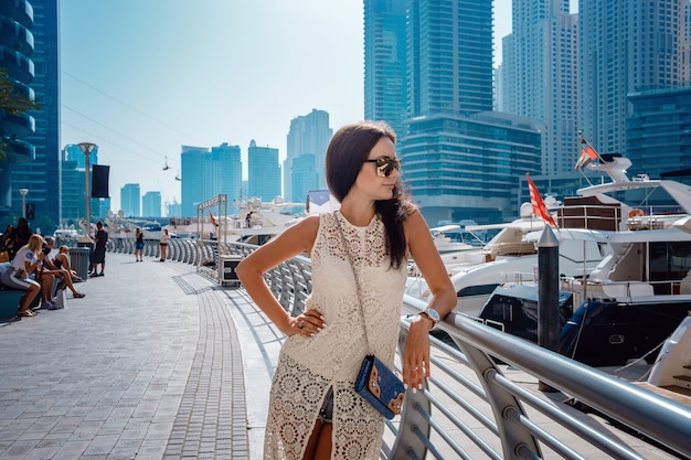 Dubai donna turistica di viaggio in vacanza a piedi