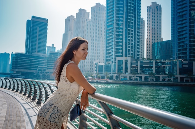 Dubai donna turistica di viaggio in vacanza a piedi