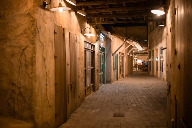 Dubai Emirati Arabi Uniti 07 novembre 2021 Al Seef Meraas Dubaiold quartiere storico con architettura araba tradizionale di notte