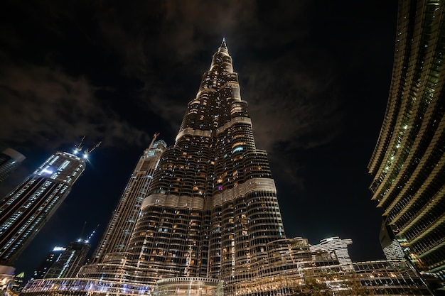 Dubai Emirati Arabi Uniti 09 novembre 2021 Burj Khalifa nella notte è il grattacielo più alto del mondo a 8298 m a Dubai Emirati Arabi Uniti