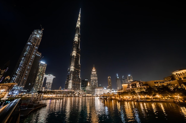 Dubai Emirati Arabi Uniti 09 novembre 2021 Burj Khalifa nella notte è il grattacielo più alto del mondo a 8298 m a Dubai Emirati Arabi Uniti