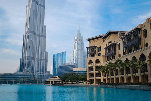 DUBAI EMIRATI ARABI UNITI 10 FEBBRAIO 2021 Vista dal basso del Burj Khalifa in contrasto con il cielo blu e le nuvole