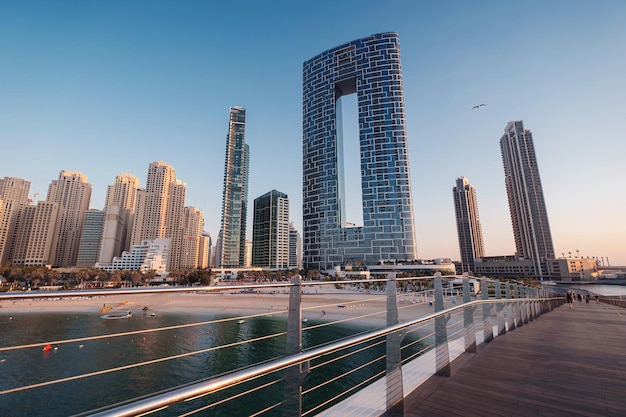 Dubai Emirati Arabi Uniti 15 febbraio 2020 Marina JBR Beach Edifici alti con acqua di mare