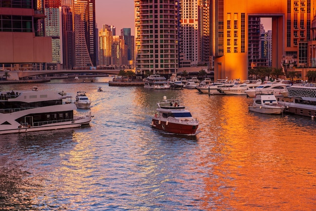 Dubai Marina al tramonto