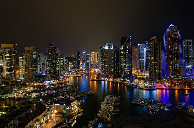 Dubai Marina di notte.