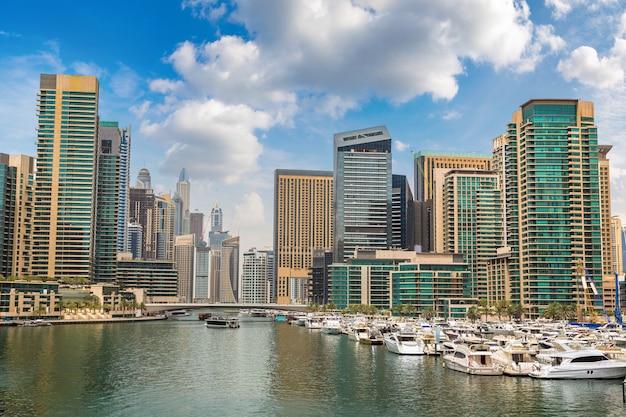 Dubai Marina in una giornata estiva