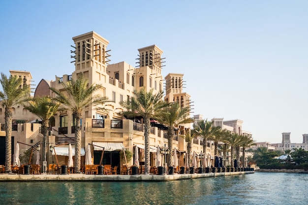 Dubai. Souk Madinat Jumeirah a Dubai al mattino presto.