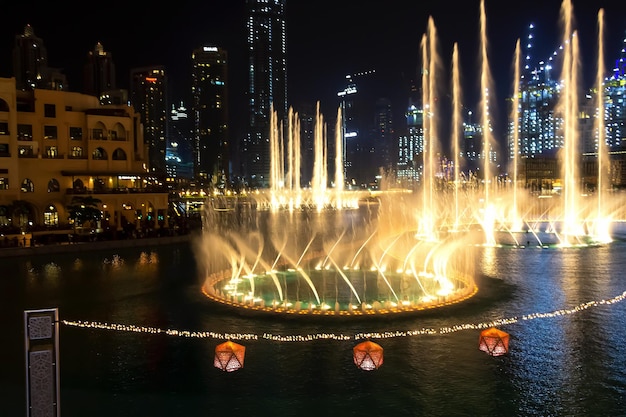 Dubai UAE Fontane danzanti sfondo notturno fuoco selettivo Dubai UAE Profondità di campo ridotta