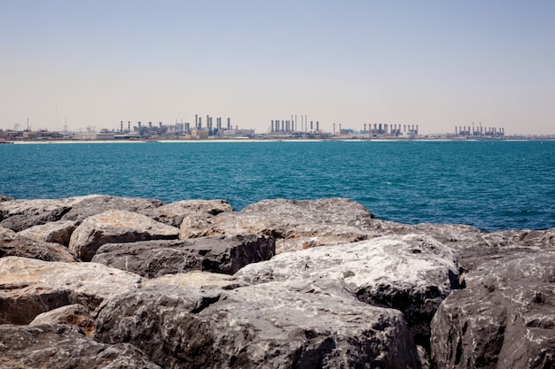 Dubai vista mare e costruzione