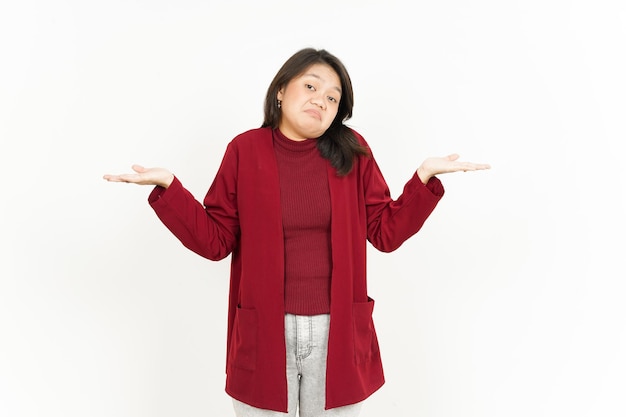 Dubbio gesto confuso di bella donna asiatica che indossa camicia rossa isolato su sfondo bianco
