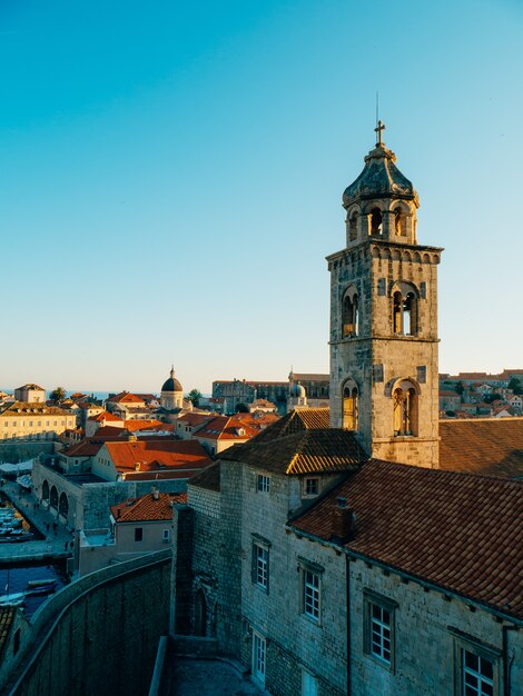 Dubrovnik città vecchia croazia tetti di tegole delle case chiesa